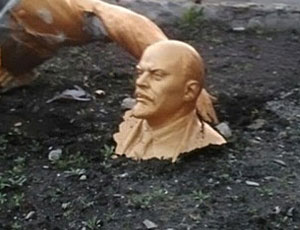Kuzbass: ubriaco distrugge monumento di Lenin per un selfie (FOTO)