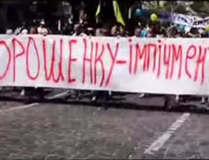 A Kiev incappucciati distruggono gli stand del «Maidan 3.0» / Protesta in piazza per chiedere le dimissioni del Governo (VIDEO)
