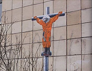 Il pittore che a Pasqua «ha crocifisso» Gagarin sarà multato