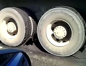 I conducenti portano via l'asfalto fresco sulle ruote delle proprie auto (VIDEO)