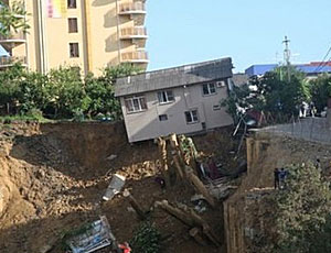 A Sochi una palazzina di due piani è crollata nello scavo per la costruzione di una nuova unità immobiliare (VIDEO)