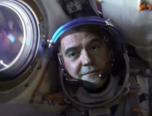 Il premier russo Dmitrij Medvedev è andato sulla Stazione Orbitante Internazionale (ISS) (VIDEO) / E' una bufala però, è solo pubblicità di un marchio d'acqua minerale