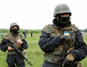 L'esercito ucraino, l'armata Brancaleone, svende equipaggiamento militare donato da volontari / I militari straccioni smerciano elmetti e giubbotti antiproiettile per far campare le loro famiglie