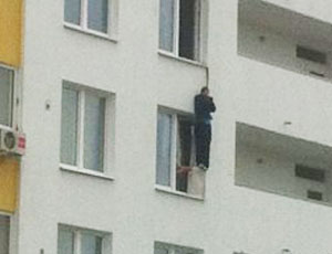 Negli Urali un marito in fuga dalla moglie é saltato dalla finestra all'undicesimo piano (FOTO)