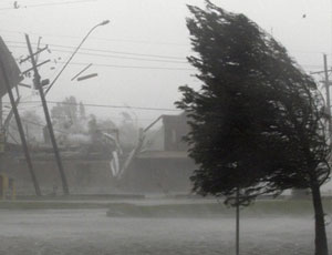 Negli Urali l'uragano ha portato via un gazebo con un uomo dentro (VIDEO)
