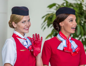 Una sfilata delle hostess in un aeroporto di Mosca (FOTO)