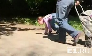 Succede negli Urali: una nonna porta la nipotina a passeggio al guinzaglio (VIDEO) / Ora il giudice tutelare per minorenni può togliere la bambina dalla famiglia
