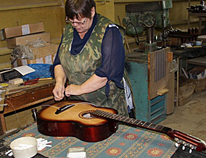 Russia: l'antica arte di produzione di balalaike e chitarre (FOTO) / Il fotoreportage dalla fabbrica a Iževsk