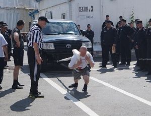 Prova di forza tra i detenuti in una prigione negli Urali (FOTO, VIDEO) / I condannati trascinavano un fuoristrada da due tonnellate e le ruote del trattore