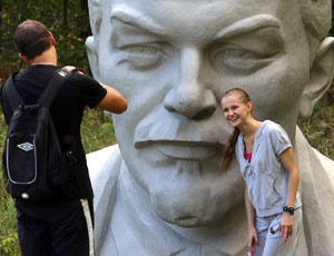 Comunisti russi lanciato il flash mob «Selfie con Lenin» (FOTO) / Lo scopo è di aumentare la popolarità del leader tra i giovani e censire i monumenti dedicati ad Vladimir Il'ič