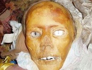 Prolungato il ricovero coatto al mostro che faceva le «mummie cantanti» dei cadaveri delle bambine (FOTO, VIDEO)