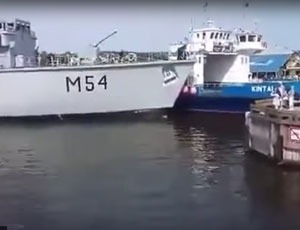 L'«attracco» di una nave della Marina Militare lituana è stato deriso da internauti (VIDEO)