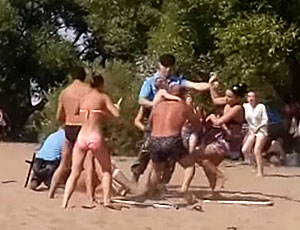 In Bielorussia una ragazza, mentre prendendo il sole in topless, è stata fermata dalla polizia antisommossa (VIDEO)