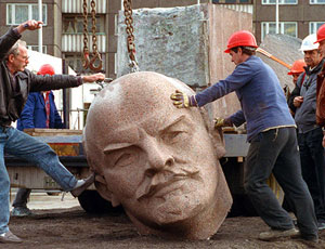 In Germania si scava in segreto per dissotterrare la testa del monumento a Lenin dal film «Good Bye, Lenin!» / 129 pezzi di pietra del leader sovietico sono sepolti a Berlino