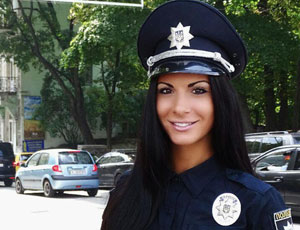 La poliziotta più sexy dell'Ucraina ha lanciato il proprio video blog (VIDEO)