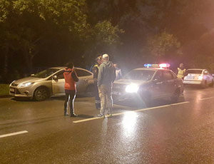 Un passante ha fermato una poliziotta ubriaca fradicia che scorrazzava per la città in auto (VIDEO) / La donna è praticamente cascata fuori dal posto di guidatore