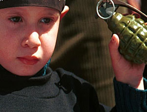 L'eco esplosiva del Donbass / Nella capitale ucraina i bambini trovano le munizioni per strada