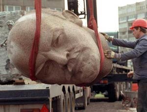 In Germania dissotterrata una gigantesca testa di Lenin / Sepolta di nascosto quasi 20 anni fa e protagonista del film «Good Bye, Lenin!»