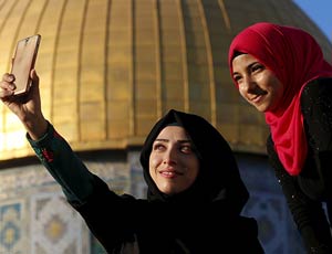 Scontro di civiltà in rete: selfie di massa di ragazze arabe / L'iniziativa delle modelle del Medio Oriente capovolge gli standard di bellezza occidentali