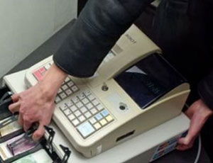 Ladro sfigato: non riesce a scassinare registratore di cassa e lo butta in un bidone dell'immondizia
