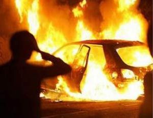 Una famiglia brucia la propria auto pur di non farla portare in un deposito giudiziario