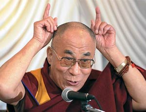 Le espressioni sessiste del Dalai Lama hanno suscitato reazioni controverse del pubblico