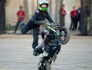 «Pilota fantomatico», gli stuntman e le acrobazie vertiginose (FOTO) / A Mosca conclusione con grande successo della stagione motociclistica