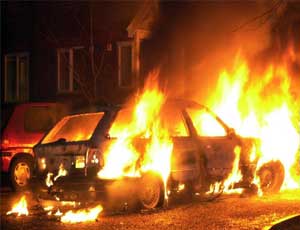 Gli Urali: un muratore brucia l'auto del capocantiere per salari arretrati