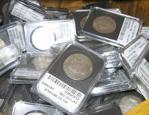 Affari d'oro per i truffatori: vendono monete «antiche» falsificate in Cina (FOTO) / Finti «operai» offrono le patacche che sarebbero state trovate durante la ricostruzione di antichi palazzi