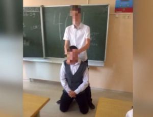 Ad immagine e somiglianza dei terroristi (FOTO) / Studenti russi giocano all'ISIS e «giustiziano» per scherzo i loro compagni di classe