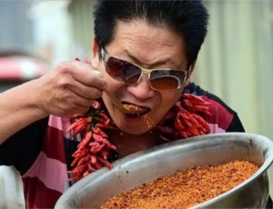 Un cinese consuma 2,5 chili di peperoncino al giorno senza rischi per la salute