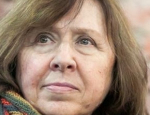 Una scrittrice svizzera accusa di menzogne la premio Nobel Svetlana Aleksievič / Avrebbe infamato la tragedia del Donbass
