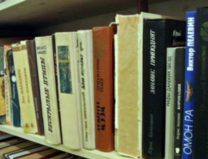 Un residente degli Urali ha trasformato l'androne della sua casa in una biblioteca pubblica (FOTO)