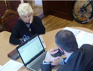 In Crimea la leader dell'associazione dei greci etnici ruba una Parker d'oro al vice-sindaco (FOTO, VIDEO)