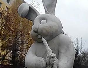 Nella Repubblica Ceca è stato eretto il monumento al gigantesco coniglio cannibale (FOTO)
