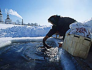 Nella profonda provincia russa i buchi nel ghiaccio dei fiumi gelati… / Trasformati in lavanderie pubbliche e battisteri…
