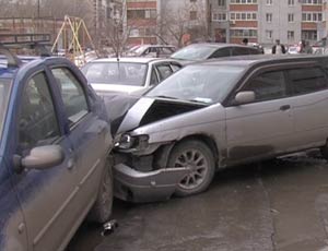 Una ragazzina 13enne ubriaca al volante ha distrutto 6 automobili / Saranno i genitori a risarcire i danni