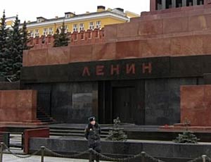 Un turista completamente nudo fermato sulla Piazza Rossa (VIDEO) / Cercava di entrare nel mausoleo per sdraiarsi accanto a Lenin
