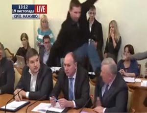 Deputato ucraino ha colpito con un calcio alla testa funzionario dei servizi in diretta TV (VIDEO) / Le battaglie parlamentari in Ucraina stanno diventando sempre più violente