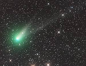 La cometa con due code sfreccia verso la Terra / Il corpo celeste può essere osservato con un binocolo comune