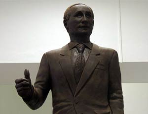 Putin di cioccolato (FOTO, VIDEO) / Alla mostra dei dolci è stata presentata una statua del presidente russo a figura intera