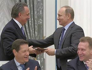 Il Presidente Putin ha regalato al Ministro dello Sport un frasario russo-inglese (VIDEO) / Gli ha augurato successo nell'apprendimento della lingua straniera