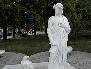 Kiev: inaugurato il monumento al poeta italiano (FOTO)