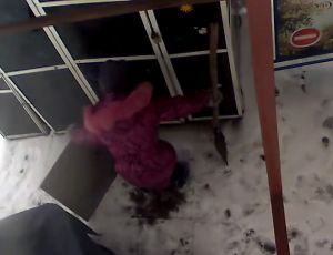 Ragazza di 10 anni rapina un parco divertimenti con una pala (VIDEO)