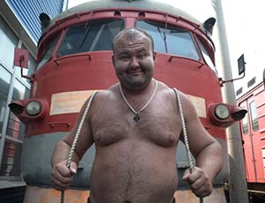 Sollevatore di pesi russo sposta un treno da 512 tonnellate (VIDEO)