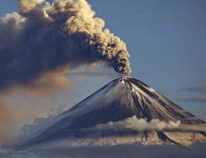 La cenere di un vulcano della Kamčatka ha ricoperto un villaggio / Le compagnie aeree sono già state avvisate di una possibile ripetizione di eruzioni