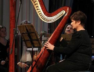 Un'arpa italiana donata all'Orchestra Filarmonica di Gorno-Altajsk