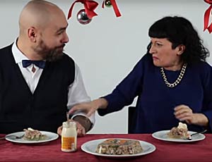 «Buono! Sa di crema per le mani...» (VIDEO) / Italiani assaggiano i piatti tipici russi per la cena di Capodanno