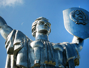 La statua della Madre Patria a Kiev spogliata di falce e martello