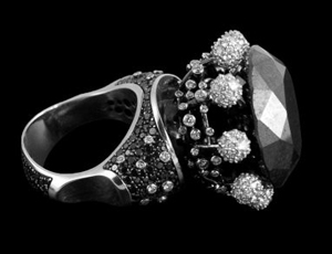 Il mitico diamante fancy deep black di Elizabeth Taylor è riaffiorato in Russia (FOTO) / La proprietaria di una pietra preziosa da 100 carati è una scrittrice russa alla moda